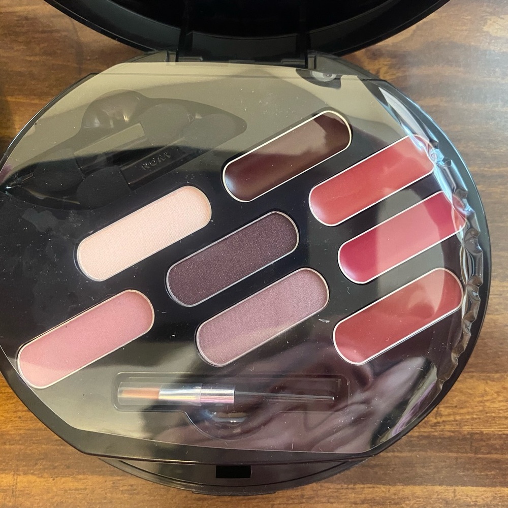 New Avon makeup pallets (2) 1 warm snd 1 cool